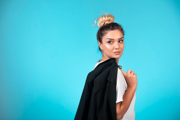 Jonge zakenvrouw in broodje met een zwarte blazer.