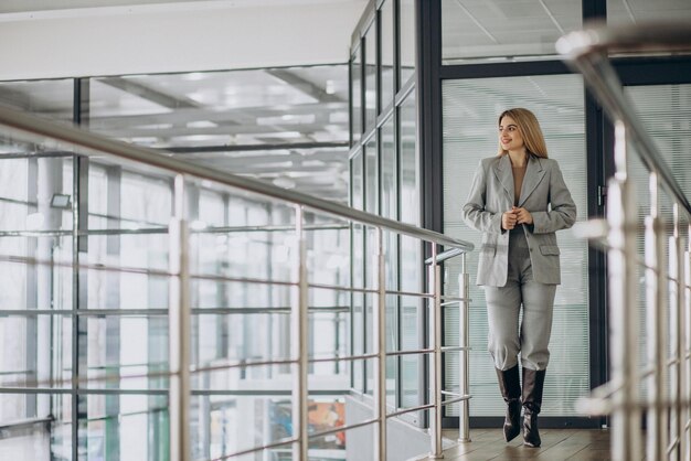 Jonge zakenvrouw in een kantoorcentrum