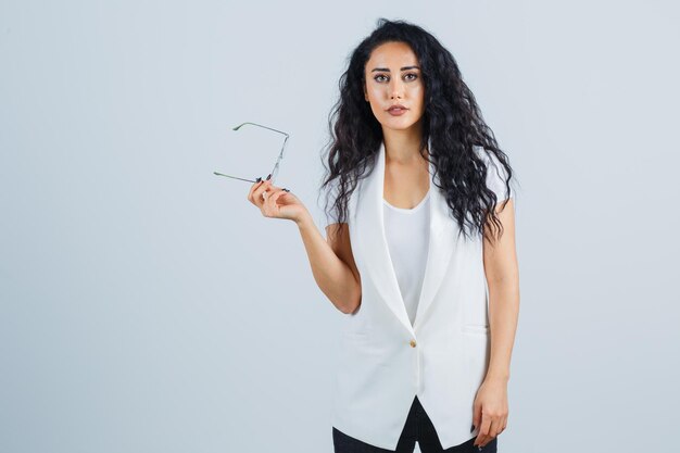 Jonge zakenvrouw in een wit jasje met bril