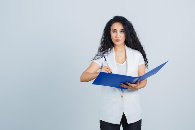 Jonge zakenvrouw met een blauwe bestandsmap