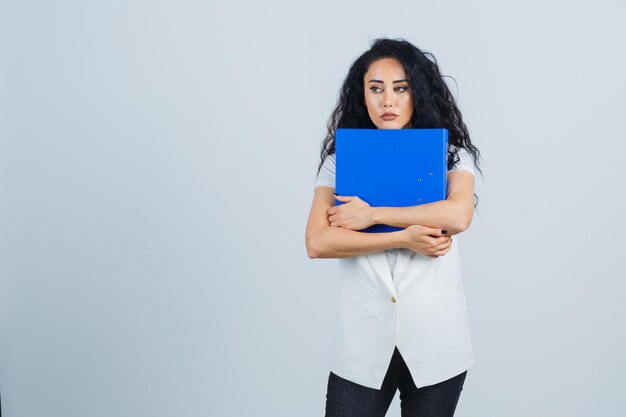 Jonge zakenvrouw met een blauwe bestandsmap