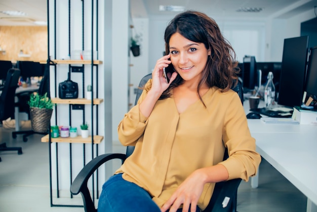 Jonge zakenvrouw praten over de telefoon