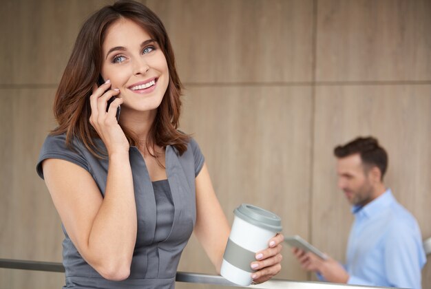 Jonge zakenvrouw praten over de telefoon