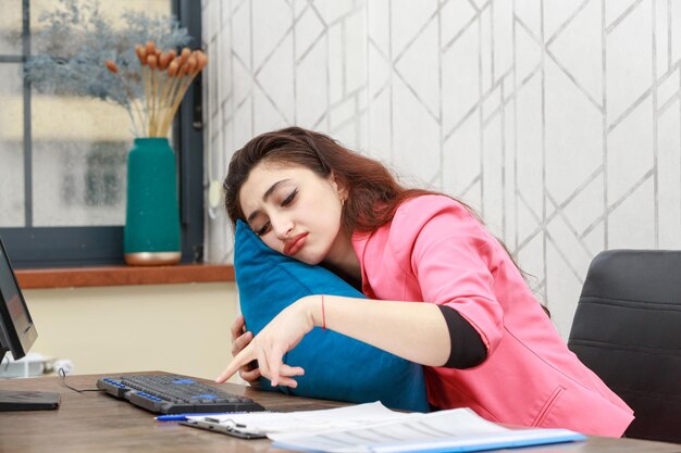 Jonge zakenvrouw slapen aan bureau Hoge kwaliteit foto