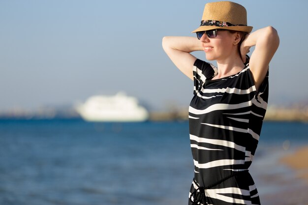 Jonge zorgeloze vrouw aan zee