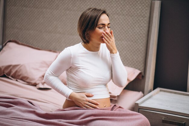 Jonge zwangere vrouw die toxicose in het eerste trimester heeft