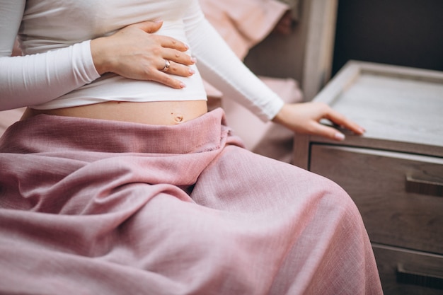 Jonge zwangere vrouw die toxicose in het eerste trimester heeft