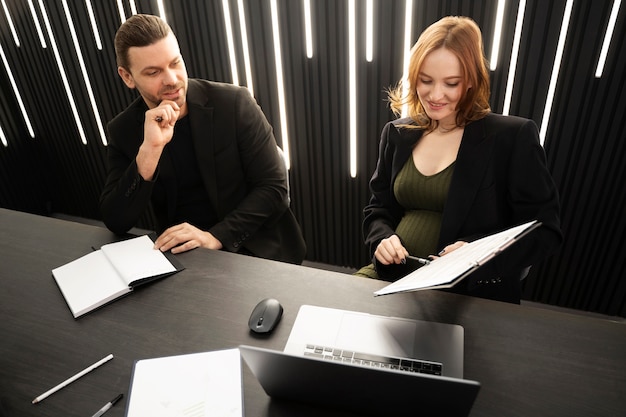 Jonge zwangere vrouw op het werk