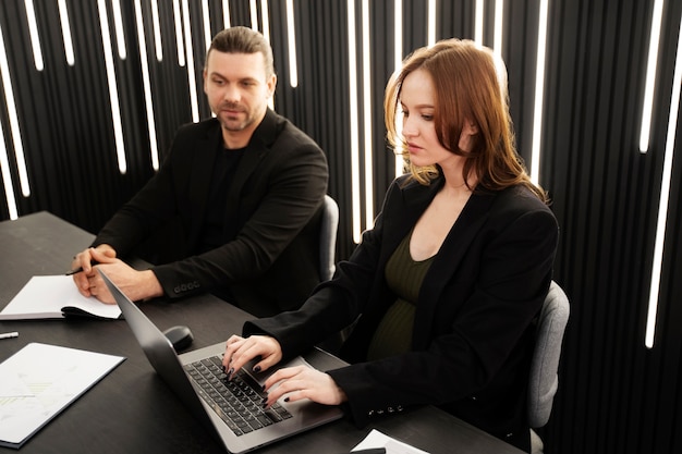 Gratis foto jonge zwangere vrouw op het werk