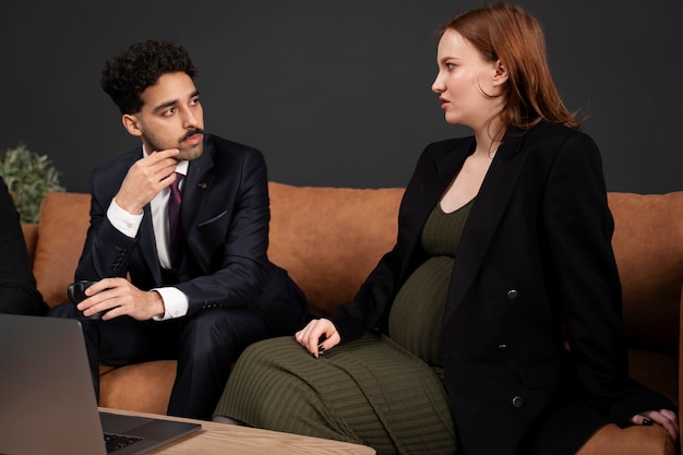 Jonge zwangere vrouw op het werk