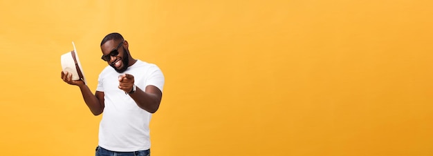 Jonge zwarte man top dansen geïsoleerd op een gele achtergrond