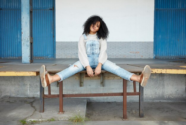 jonge zwarte vrouw met afro haar lachen en genieten