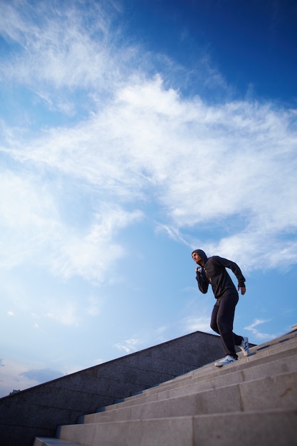 Gratis foto jongeman uit te werken voor de marathon