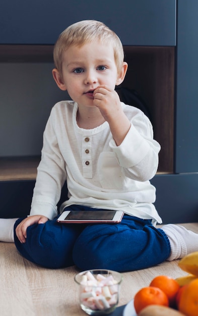 Gratis foto jongen aan het ontbijt