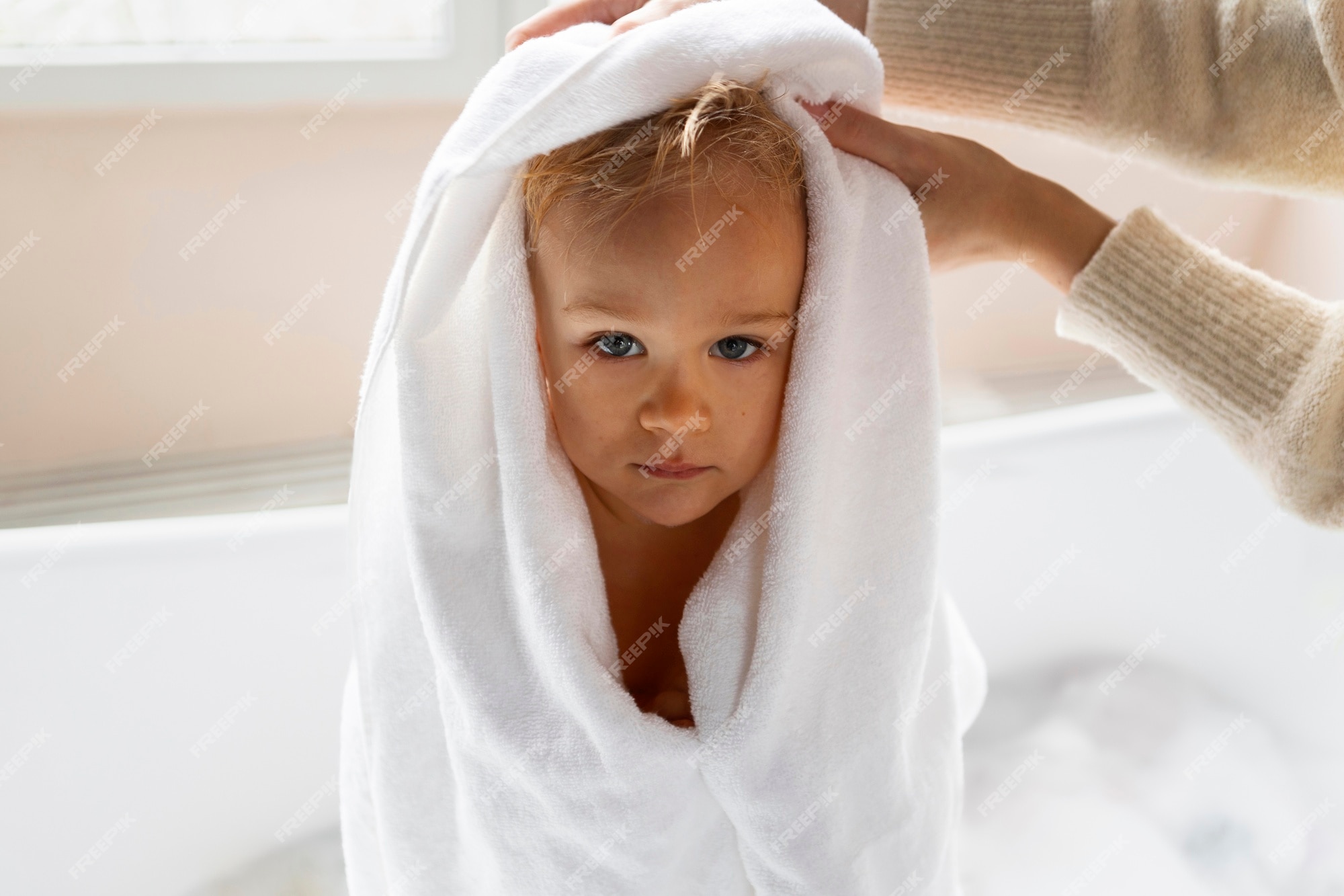 Klein Tonen nood Jongen bedekt met handdoek vooraanzicht | Gratis Foto