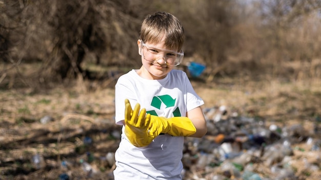 Jongen bij het ophalen van plastic afval