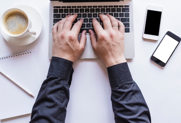 Jongen die aan grijze laptop werkt