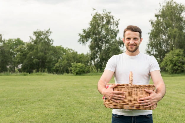 Jongen die een picknickmand houdt