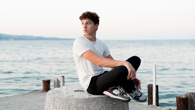 Jongen die en tijd op zee ontspannen doorbrengen