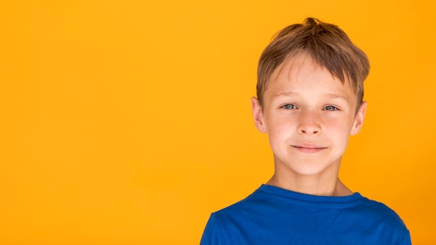 Gratis foto jongen die ernstig met exemplaarruimte is