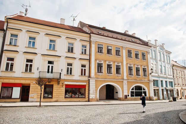 Jongen die foto maakt via de telefoon in de historische oude Europese stad Mikulov, Moravië, Tsjechië