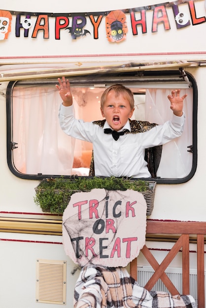 Gratis foto jongen die griezelig met halloween-teken is