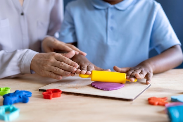 Jongen doet een ergotherapiesessie met een psycholoog