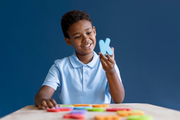 Jongen doet een ergotherapiesessie