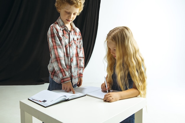 Jongen en meisje bereiden zich voor op school na een lange zomervakantie