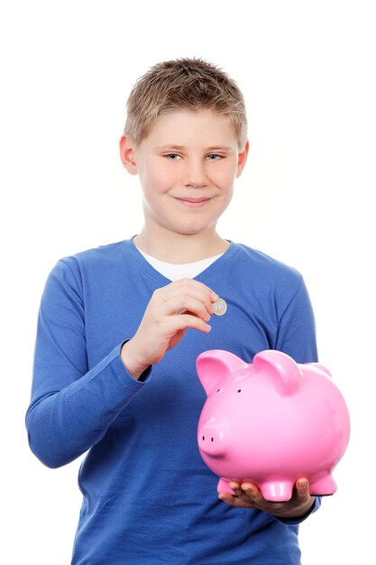 Jongen geld besparen in een spaarpot
