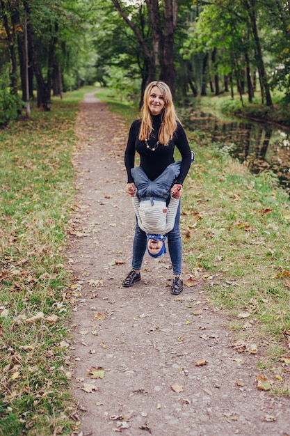 Gratis foto jongen groene vrouw vrolijk leven