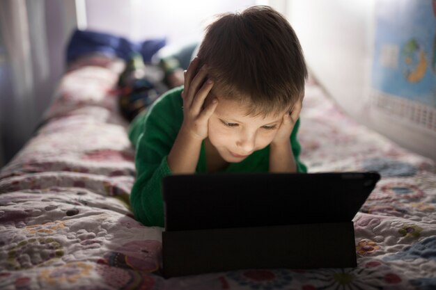 Jongen het letten op film op tablet