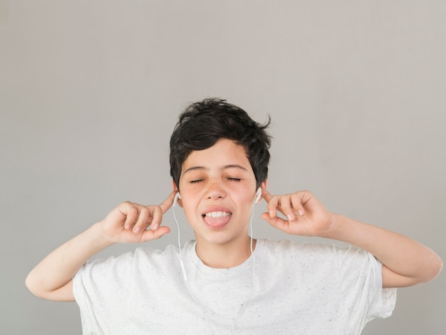 Jongen in wit t-shirt genieten van de muziek