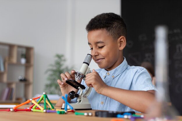 Jongen leert meer over scheikunde in de klas