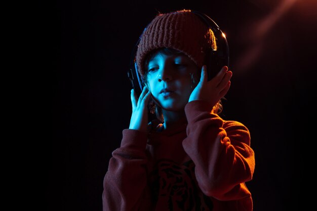 Jongen luisteren naar muziek en dansen