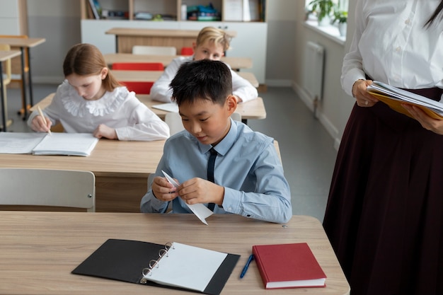 Jongen met adhd die een papieren vliegtuigje maakt