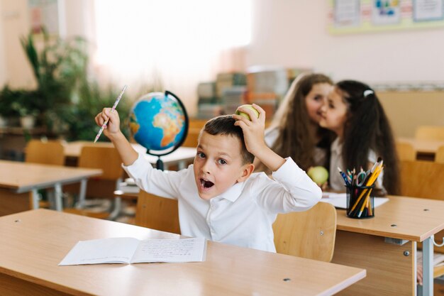 Jongen met appel in de klas