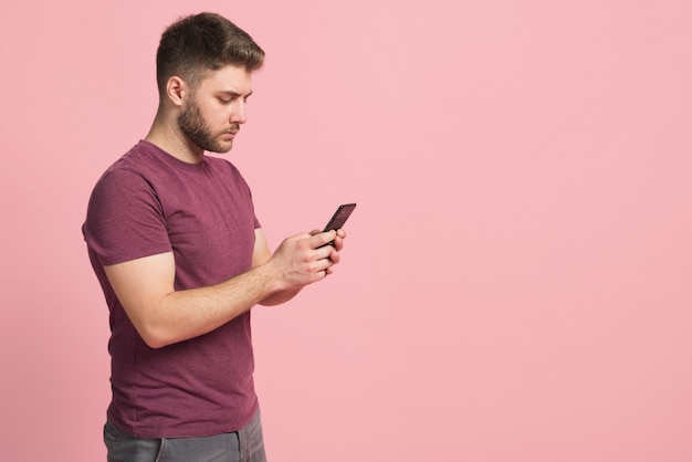 Jongen met behulp van mobiele telefoon