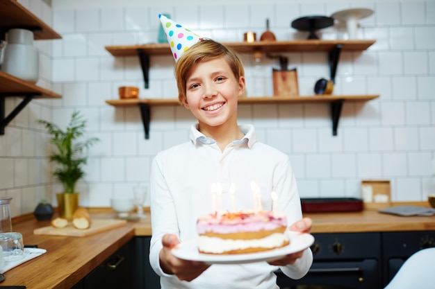 Jongen met cake