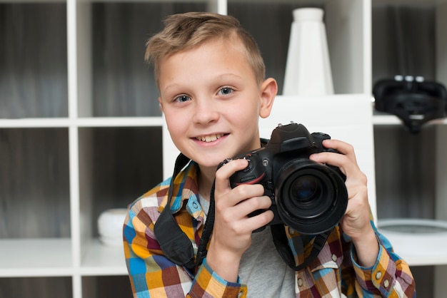 Gratis foto jongen met camera