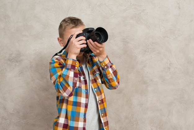 Gratis foto jongen met camera