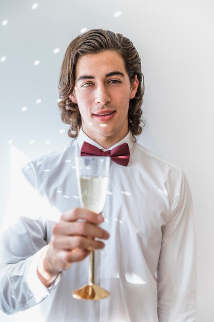 Jongen met champagne op nieuwe jaar feest