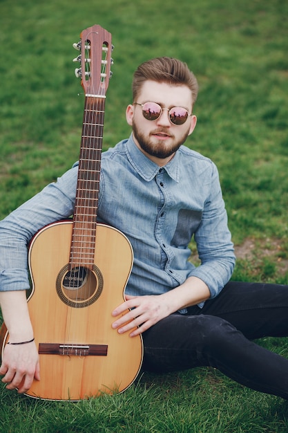 Jongen met een gitaar