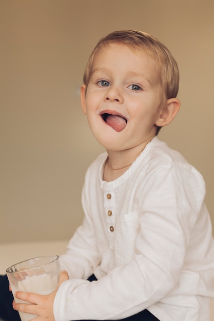 Gratis foto jongen met een glas melk portret