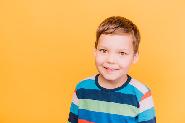 Jongen met gelukkige uitdrukking