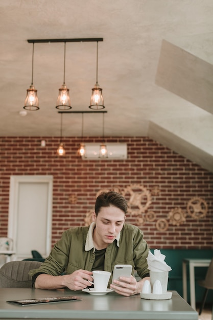 Gratis foto jongen met koffie in een restaurant