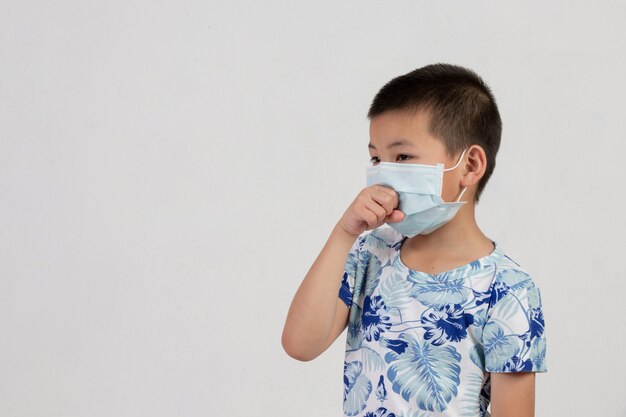 jongen met masker het stellen op witte achtergrond