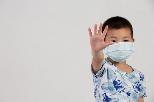 jongen met masker het stellen op witte achtergrond