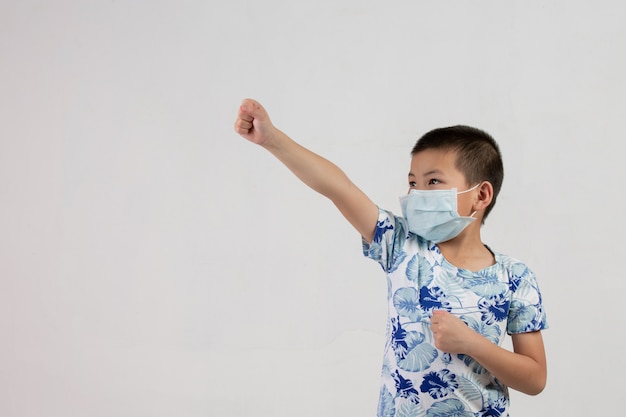 Jongen met masker het stellen op witte achtergrond