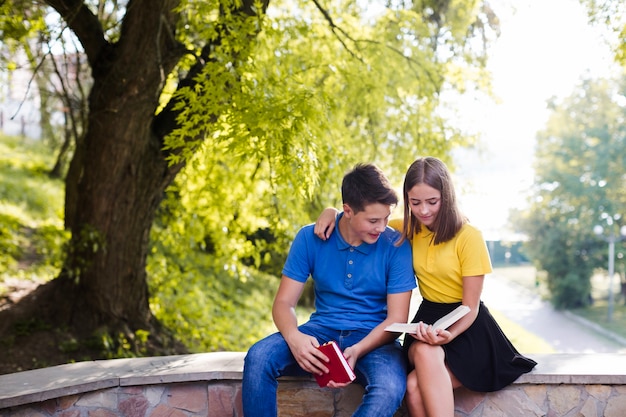 Jongen met meisje lezen boek in het park